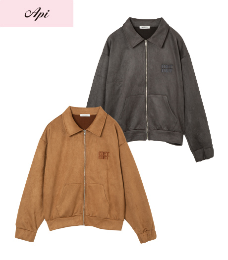 ~胸元のロゴがワンポイント!スエード調素材が秋冬にピッタリ~【Api】【トレンドスタイル】レディースジャケットカラー:キャメルチャコールサイズ:M・L商品番号:41-106-047-01~
